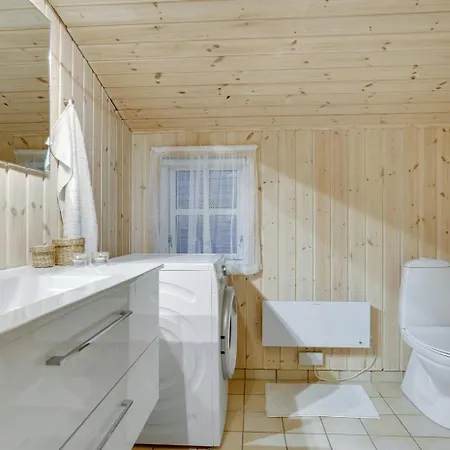 Stunning In Unknown With 3 Bedrooms And Wifi *